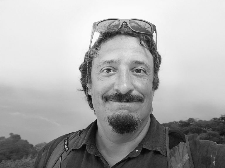 Matías Asún hablando en una manifestación ambiental organizada por Greenpeace en Santiago de Chile.