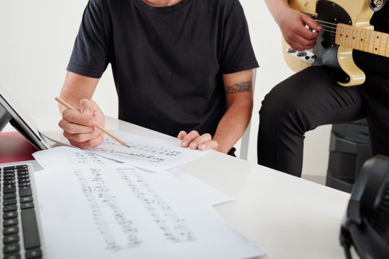 Compositores trabajando en una partitura musical
