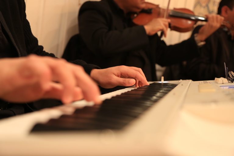 Músicos interpretando una pieza con piano y violines