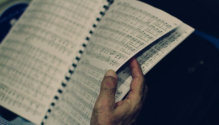 Partitura en manos de un músico