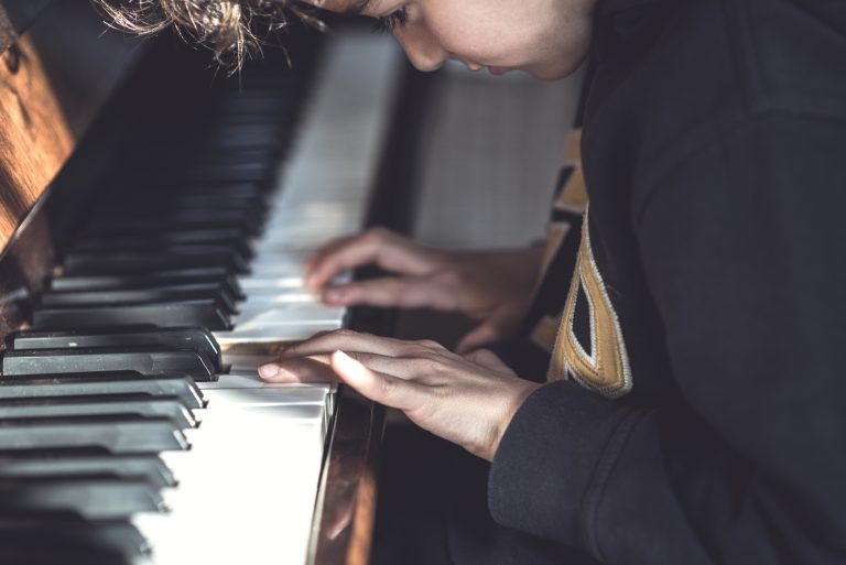 Niño tocando el piano