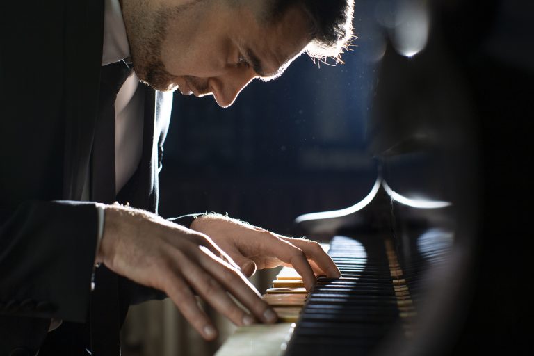 Pianista concentrado interpretando una pieza clásica